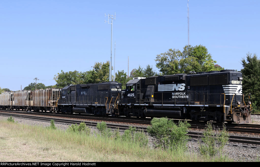 NS 4625 & NPBL 5261 lead a cut of cars @ D&S Junction